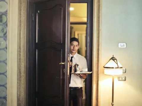 Vì sao nên bật hết đèn khi mới vào phòng khách sạn?