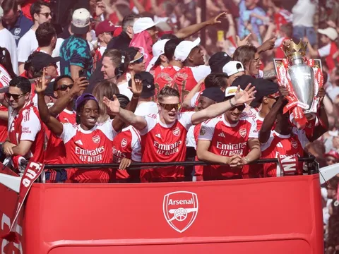 Hỗn loạn trong lễ rước cúp của Arsenal