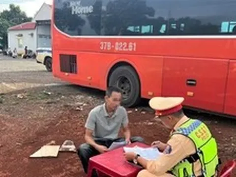 Tài xế 'thở ra cồn' vẫn cầm lái chở 38 khách
