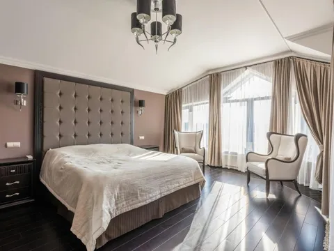 Vì sao lăn chai nước qua gầm giường khách sạn?