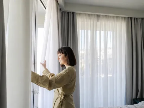 Vì sao kéo rèm ngay khi nhận phòng khách sạn?