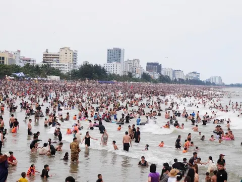 Quan Lạn, Sầm Sơn đông nghìn nghịt
