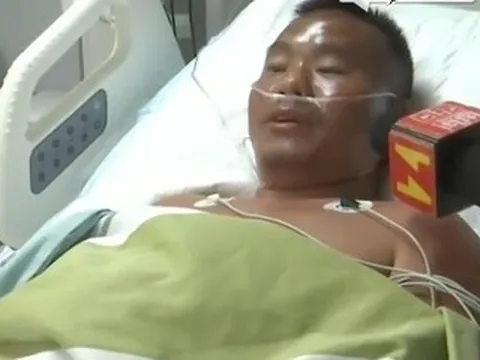 Bị sóng cuốn khi đi dạo biển, người đàn ông ăn 80 con cua để sống sót