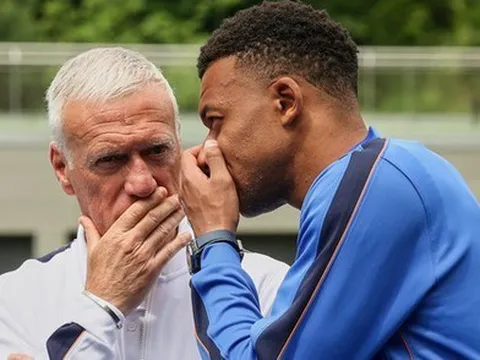 HLV Pháp nổi đóa: "Tôi chắc phải ngu ngốc lắm mới xếp Mbappe đá tiền đạo cắm!"