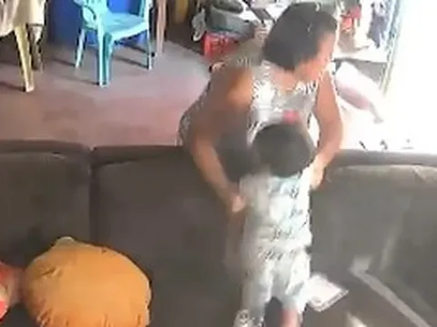 VIDEO: Người bà lao nhanh trong động đất Philippines, lấy thân mình bảo vệ cháu