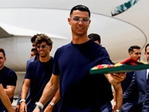 Ronaldo bị chê "tịt ngòi" liền đáp trả: "Tôi rất ổn, các bạn không xem tôi đá à?"