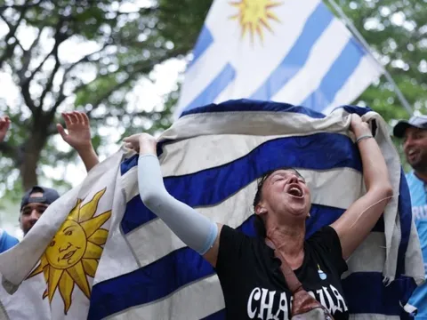 Máy bay chở tuyển Uruguay không được nhập cảnh vào Mỹ