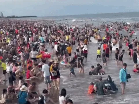 Biển Sầm Sơn 'không còn chỗ trống'