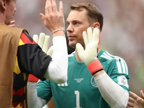 Neuer phá luật
