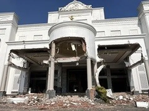 Hình ảnh tháo dỡ khu phức hợp hoành tráng xây không phép trên "đất vàng" ở Đồng Nai