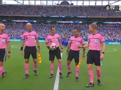 Vì sao trọng tài trận Uruguay - Saudi Arabia lại mặc đồ hồng?