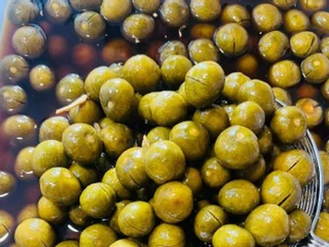 Cách làm sấu ngâm đường giòn ngon, không bị nổi váng