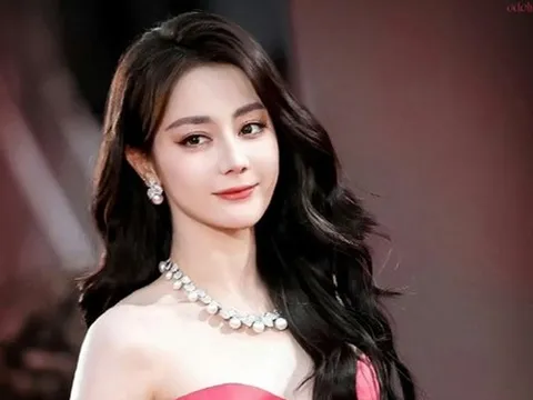 Nữ diễn viên Địch Lệ Nhiệt Ba gây sốt khi trở lại thảm đỏ