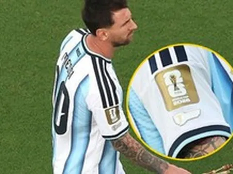 Giải mã chiếc áo độc nhất vô nhị của Messi, khác biệt to lớn so với phần còn lại của Argentina: Dấu ấn của sự nghiệp lẫy lừng