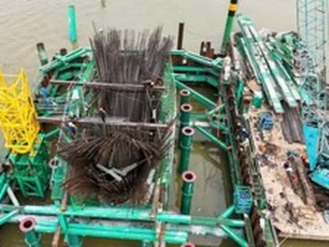 Các trụ chính cầu Trần Hưng Đạo vươn lên giữa sông Hồng