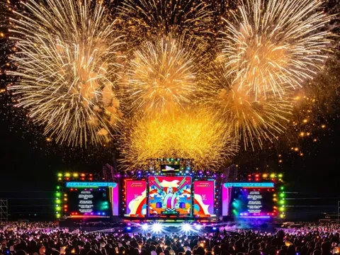 Dàn sao khuấy động đêm hè Nha Trang ở 'Mega Booming - Charmora City'