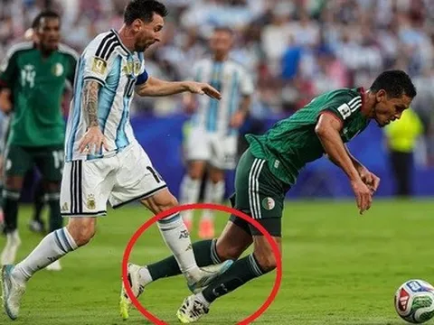 Phạm lỗi nặng mà không nhận thẻ, Messi thành tâm điểm tranh cãi sau hat-trick thần thánh
