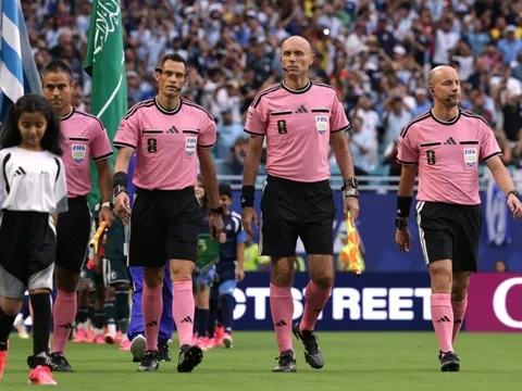 Vì sao trọng tài mặc áo hồng trong trận Uruguay - Saudi Arabia?