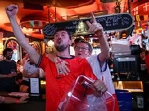 Khách World Cup sốc với văn hóa 'tiền bo' kiểu Mỹ: Trả đủ tiền vẫn mất thêm 20%