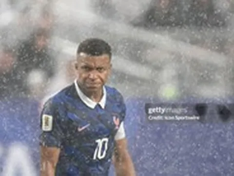 Mbappe gây sốt với màn “giám sát” lau sân trước hiệp hai trận đại thắng Iraq