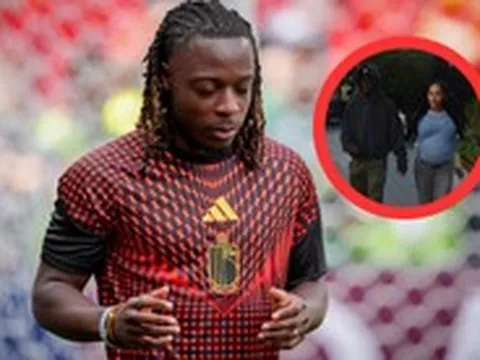 Sao tuyển Bỉ đáp chuyến bay khẩn từ World Cup về đón con đầu lòng chào đời