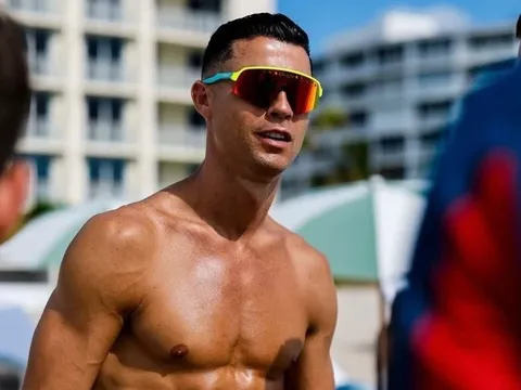 Chuyên gia khuyên Ronaldo bớt tắm biển để vô địch như Messi