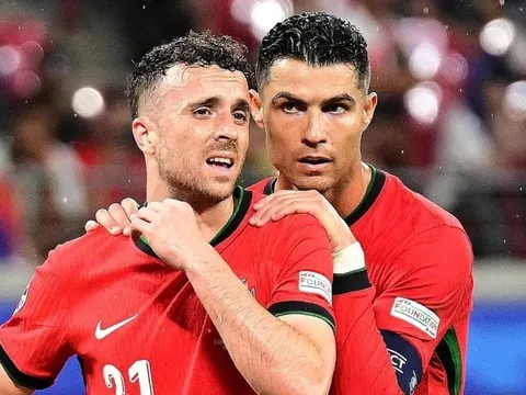 Fan Ronaldo tràn vào Instagram Diogo Jota, yêu cầu chuyền bóng cho CR7