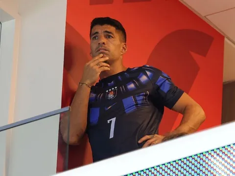 Suarez lặng người trên khán đài, CĐV Uruguay tiếc nuối