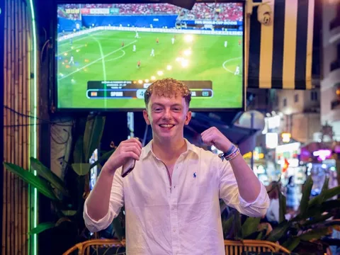 Khách Tây 'dô' cạn ly, xem World Cup đến sáng ở quán bar Bùi Viện