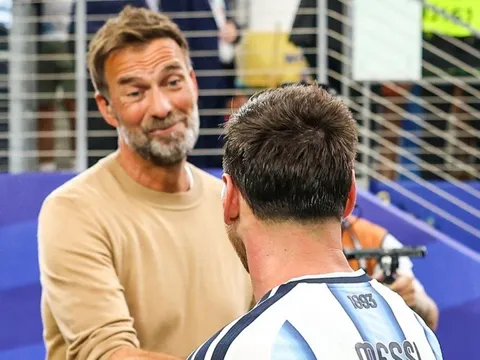 Vẻ mặt của Klopp nói lên tất cả về Messi