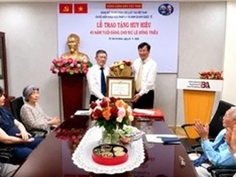 Trao Huy hiệu 45 năm tuổi Đảng cho Luật gia Lê Đông Triều