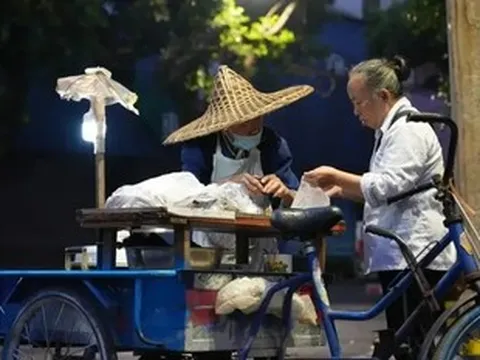 Cụ ông 92 tuổi bán bánh gần 2.000 đồng suốt 2 thập kỷ, quyết không tăng giá