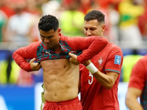 Sao MU được gọi là 'trợ lý của Ronaldo'