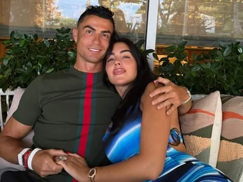 10 triệu lượt thả tim cho bức ảnh Ronaldo ôm mỹ nhân nóng bỏng giữa lúc đang là tâm điểm World Cup 2026