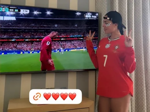 Georgina ăn mừng bàn thắng của Ronaldo tại nhà