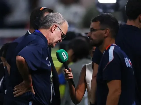 Bielsa nổi đóa với phóng viên sau cú sốc của Uruguay
