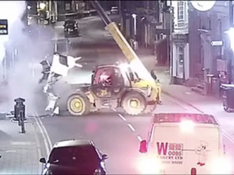 VIDEO: Lái xe nâng giật sập mặt tiền, bứng gọn máy ATM của ngân hàng tại Anh