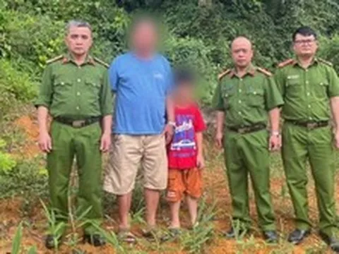 3 giờ tìm kiếm bé trai 8 tuổi ở Hà Nội đi lạc vào khe núi khi tham quan