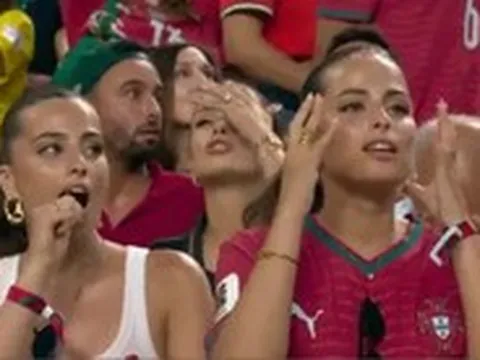Chị em song sinh xuất hiện vài giây trên sóng trực tiếp đã hot rần rần ở World Cup, khiến cả cõi mạng phải tìm danh tính