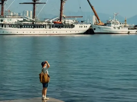 Xếp hàng chụp ảnh tại bến tàu 'view triệu đô' ở Nha Trang