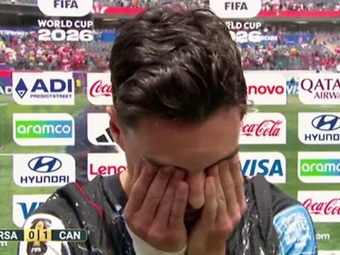 Mẹ qua đời vì ung thư, bố mất vì đau tim, sao World Cup bật khóc nức nở tưởng nhớ song thân khi ghi bàn thắng lịch sử ở World Cup