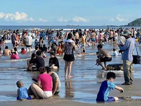 Cảnh đông nghịt trên biển Vũng Tàu