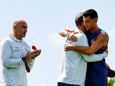 Ronaldo nghẹn ngào tiễn đồng đội cũ rời tuyển Bồ Đào Nha