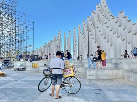 Hàng rong trái phép vẫn tấp nập ở công viên nghìn tỷ Vũng Tàu