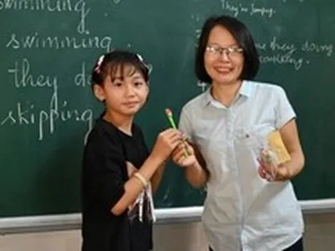 Lớp học đặc biệt dưới mái chùa: Dạy tiếng Anh, dạy cả cách làm người