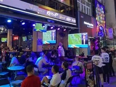 Trắng đêm xem World Cup: Làm thế nào để vui mà vẫn khỏe?
