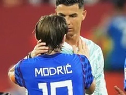 Ronaldo ôm chặt rồi thì thầm điều gì với Modric?