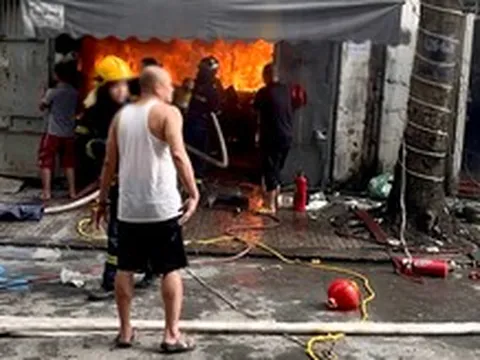 Cháy nhà 4 tầng ở Hà Nội, nghi có người mắc kẹt