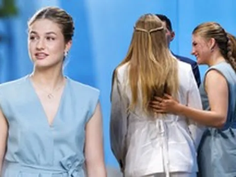 Công chúa Leonor diện bộ suit mùa hè giá hơn 2 triệu đồng, đi giày của em gái để ủng hộ Infanta Sofia trong cột mốc Hoàng gia đặc biệt
