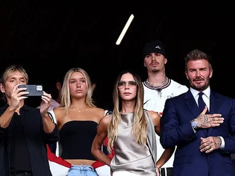 Tiểu thư Harper Beckham khoe visual sáng bừng, vóc dáng phổng phao cùng David Beckham trên khán đài cổ vũ tuyển Anh